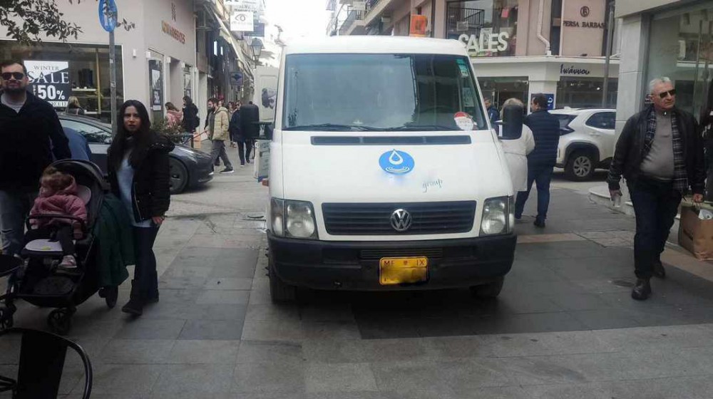ΧΑΛΚΙΔΑ: Απόφραξη φρεατίου στην Αβάντων μεσημέρι Σαββάτου με ανοιχτά μαγαζιά