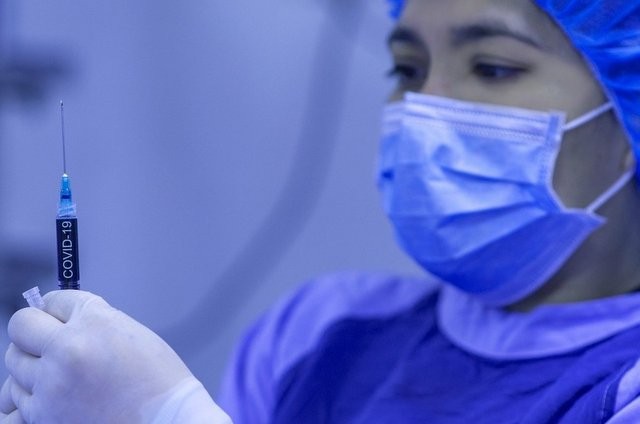 ΠΟΕΔΗΝ: Μηνύσεις σε όσους κυκλοφορούν θεωρίες για φυσιολογικό ορό αντί για εμβόλιο