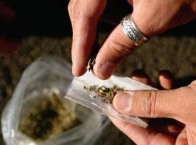 Είχε κάμποσο χασίς σε αμάξι και σπίτι