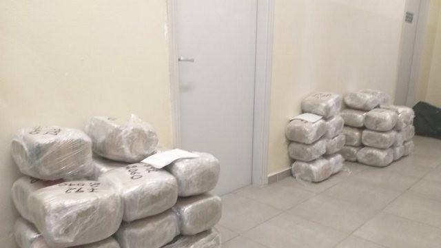 Τον έπιασαν να περιφρουρεί 96 κιλά χασίς