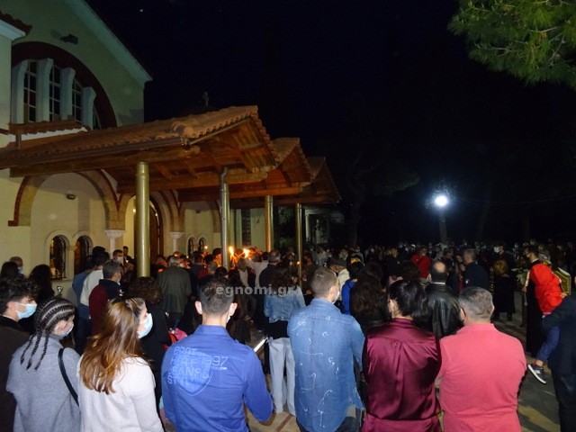 ΑΓΙΟΣ ΙΩΑΝΝΗΣ-ΧΑΛΚΙΔΑ: Δεκάδες πιστοί πήραν το Άγιος Φως και έψαλαν το Χριστός Ανέστη (VIDEO)