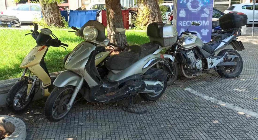ΧΑΛΚΙΔΑ: Τρία δίκυκλα σαπίζουν στην πλατεία Αγίου Νικολάου δίπλα στο σιντριβάνι (φωτό)