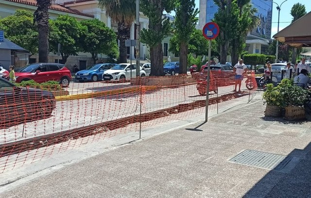 ΧΑΛΚΙΔΑ: Το έργο του φυσικού αερίου σταμάτησε λόγω αρχαίων, αλλά το χαντάκι έμεινε στη Βενιζέλου