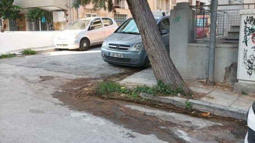 ΧΑΛΚΙΔΑ: Διαρροή νερού εδώ και μέρες δίπλα στην πιάτσα των ταξί στην Ομπρέλα