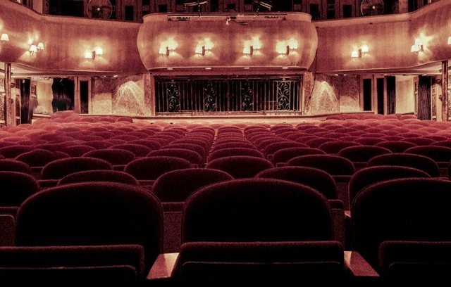Έπεσαν οι μάσκες για τον κύριο Πάρτον και τις σεξουαλικές του επιθέσεις στο χώρο του θεάτρου