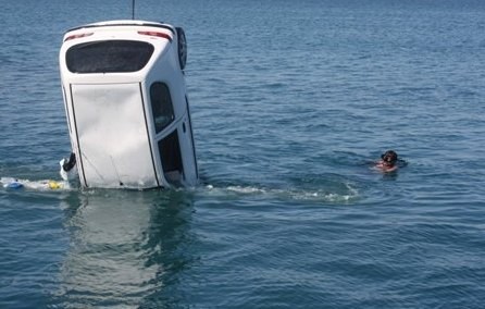 ΧΑΛΚΙΔΑ: Αυτοκίνητο έπεσε στη θάλασσα πίσω από το Κολυμβητήριο