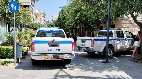 ΧΑΛΚΙΔΑ: Αστυνομικά οχήματα στον πεζόδρομο της Καραμουρτζούνη- Το πρόβλημα παραμένει