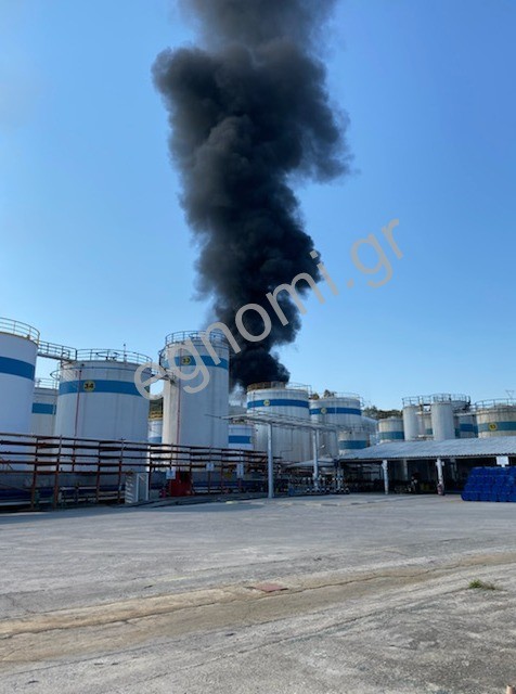 Βαθύ Αυλίδας: Μεγάλη φωτιά στο εργοστάσιο της ΑΚΦΑ (πρώην Ιντερκέμ)