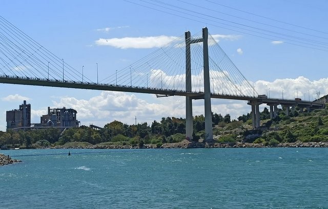 ΧΑΛΚΙΔΑ: Γυναίκα έκανε βουτιά στη θάλασσα από την Υψηλή Γέφυρα