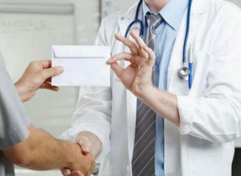 Μαιευτήρας σε δημόσιο νοσοκομείο συνελήφθη γιατί ζήτησε ...φακελάκι 1000 ευρώ