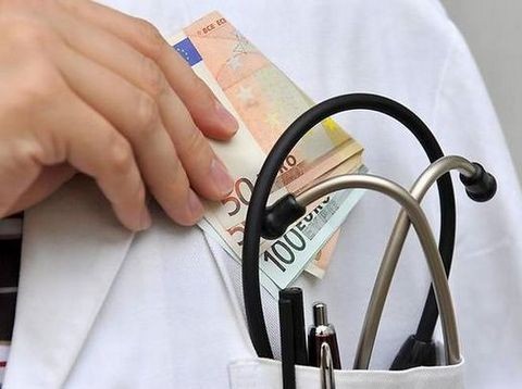 Δώδεκα μήνες φυλακή σε γυναικολόγο για φακελάκι