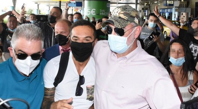 Δεκάδες άνθρωποι ξεροστάλιασαν στο αεροδρόμιο για να υποδεχθούν τον Τριαντάφυλλο (VIDEO)
