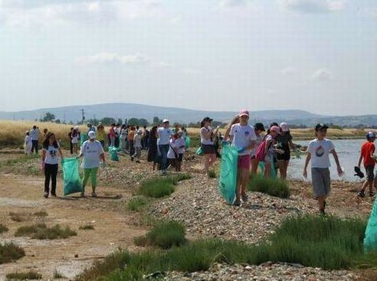 Τα παιδιά καθαρίζουν ακτές και φυτεύουν λουλούδια
