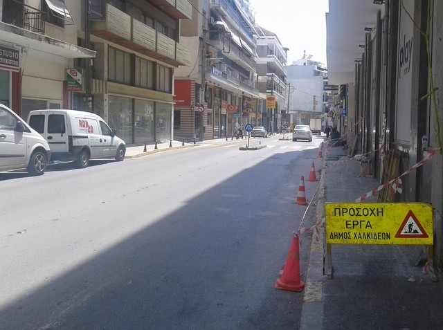 ΧΑΛΚΙΔΑ ΑΓΓΕΛΗ ΓΟΒΙΟΥ: Εργασίες στο πεζοδρόμιο διακόπτουν την κυκλοφορία
