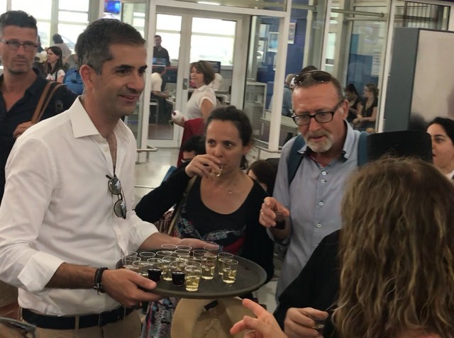 Ο Μπακογιάννης έγινε σερβιτόρος στο αεροδρόμιο (VIDEO)