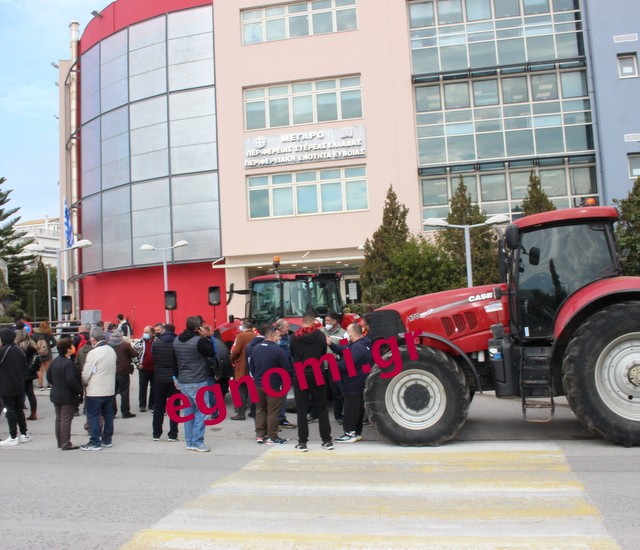 ΑΓΡΟΤΕΣ ΒΟΡΕΙΑ ΕΥΒΟΙΑ: Έκλεισαν με τρακτέρ το Διοικητήριο Χαλκίδας