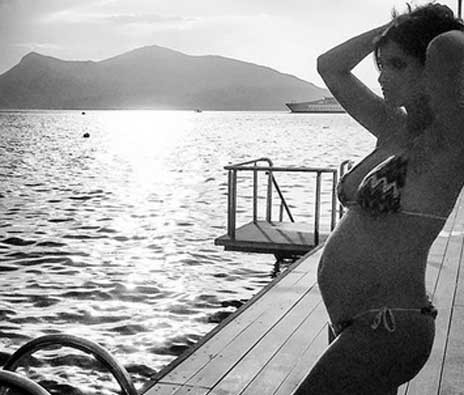 ΑΙΔΗΨΟΣ: Η γυναίκα του Σίμου Κεδίκογλου δείχνει την φουσκωμένη κοιλίτσα της