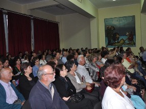 Κατάμεστη η αίθουσα στην εκδήλωση για τη γενοκτονία των Ποντίων