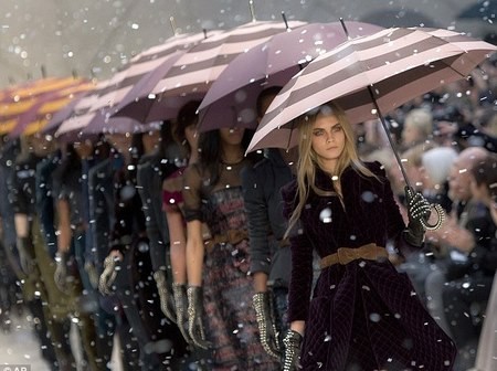 Η Burberry καίει ρούχα για να μην τα φορέσουν φτωχοί!