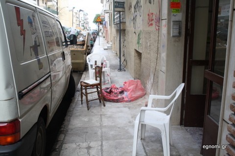 Κατάληψη πεζοδρομίων στην Κατσικογιάννη