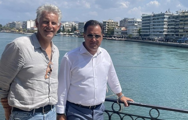 Ο Σπύρος Πνευματικός έβγαλε τον Άδωνι βόλτα στη Χαλκίδα