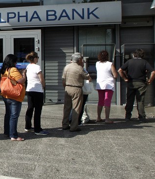 ΑΛΙΒΕΡΙ: Συνωστισμός στα ΑΤΜ