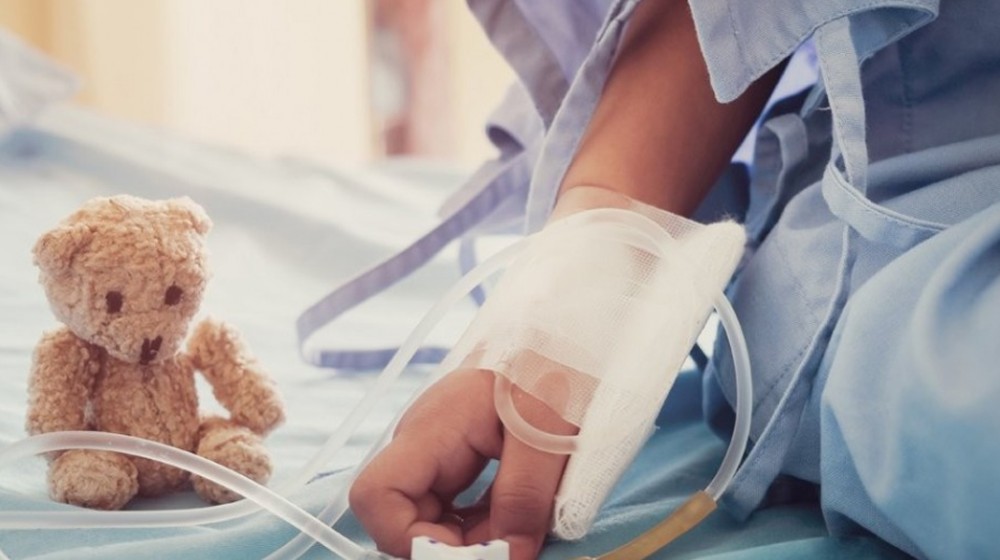 3χρονο κοριτσάκι νοσηλεύεται στο νοσοκομείο με εκτεταμένες κακώσεις