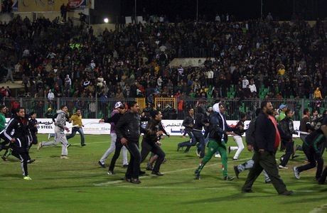 74 νεκροί σε ποδοσφαιρικό αγώνα (βίντεο)