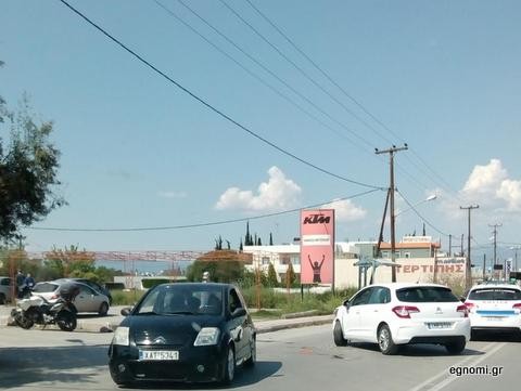 Μηχανή καρφώθηκε σε ΙΧ στην Έξω Παναγίτσα