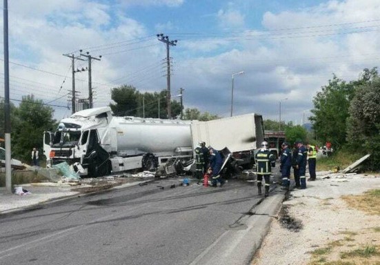 Σοβαρό τροχαίο με βυτιοφόρο: Δύο νεκροί και ένας τραυματίας