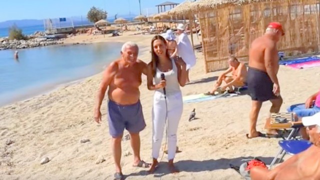 Ηλικιωμένος την έπεσε σε ρεπόρτερ του ΣΚΑΪ (VIDEO)