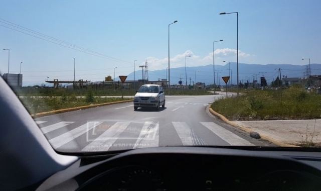 Γυναίκα οδηγός μπήκε ανάποδα σε κόμβο