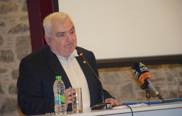 Ο Τάσος Καλαθέρης παρουσιάζει τα μέλη του συνδυασμού του