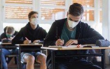 ΣΧΟΛΕΙΑ: Υποχρεωτική η μάσκα μόνο στις εξετάσεις από την 1η Ιουνίου