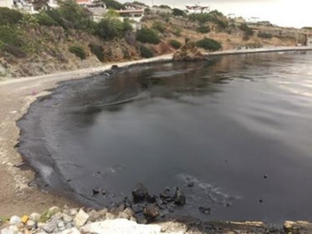 Πίσσα ο Σαρωνικός από τη βύθιση του δεξαμενόπλοιου