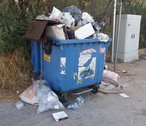 ΑΓΙΟΣ ΜΗΝΑΣ ΧΑΛΚΙΔΑΣ: Ντροπή για τον Δήμο και τους δημότες η εικόνα αυτού του κάδου