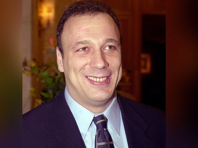 Στο σφυρί και η βίλα του Φώτη Μπόμπολα στο Παλαιό Ψυχικό