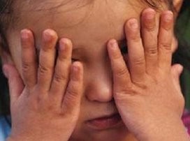 ΑΠΙΣΤΕΥΤΟ: Παράτησαν βρέφος στο δρόμο και κλείδωσαν 4 παιδιά σε πορτ μπαγκάζ