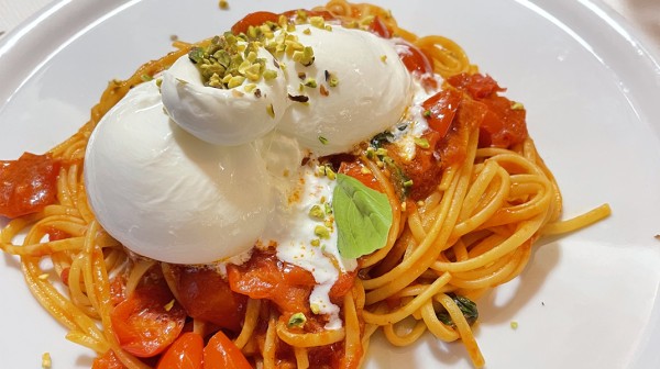 Spaghetti με ντοματίνια και burrata