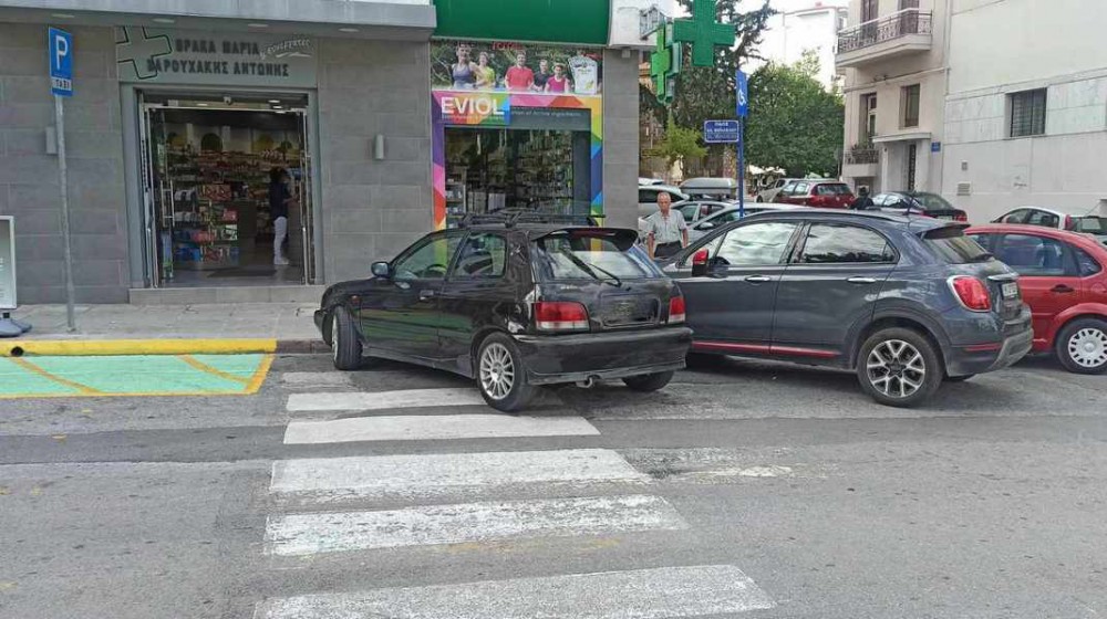 ΧΑΛΚΙΔΑ: Παρκάρισμα πάνω στη διάβαση πεζών - Σιγά την παράβαση!